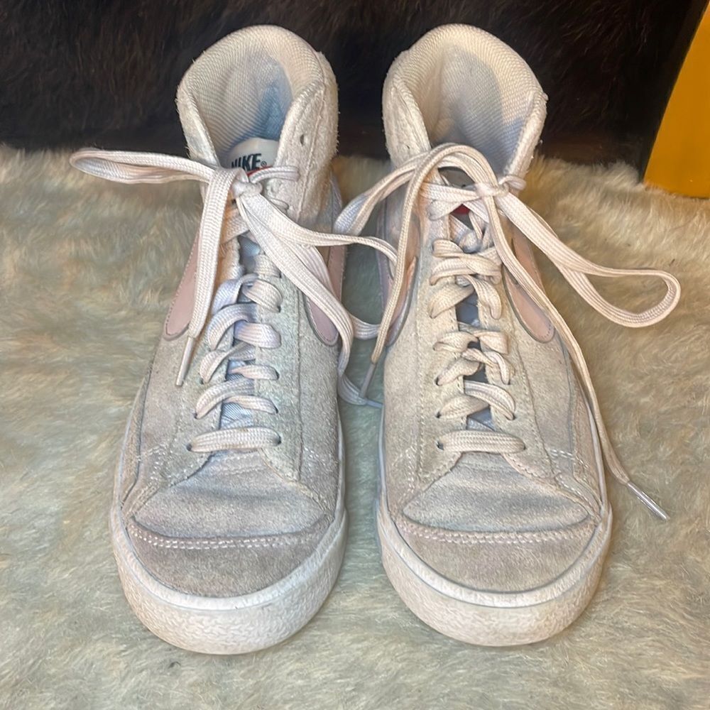 Nike high tops 5.5 (4475)
